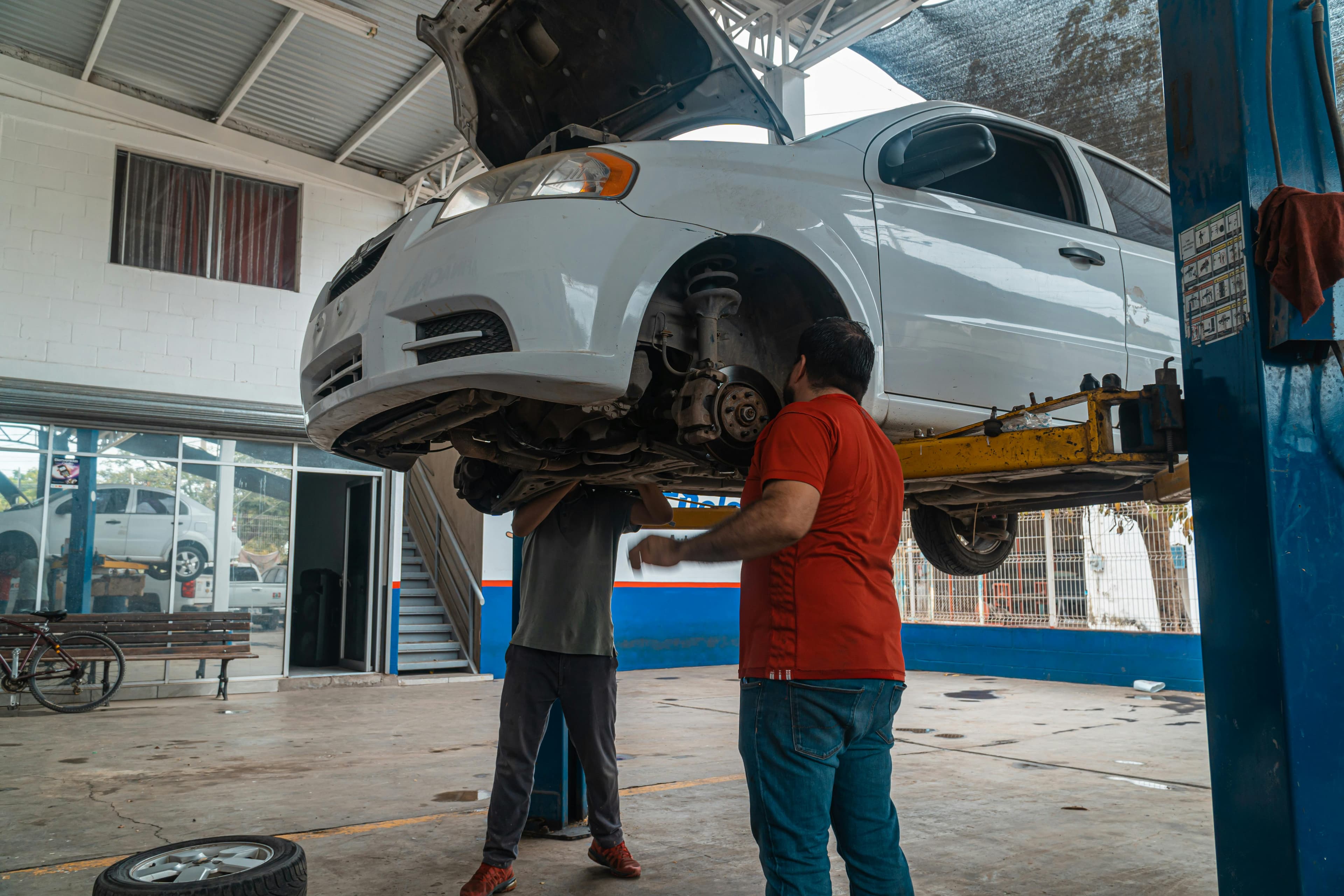 Mecánico profesional trabajando en motor de vehículo